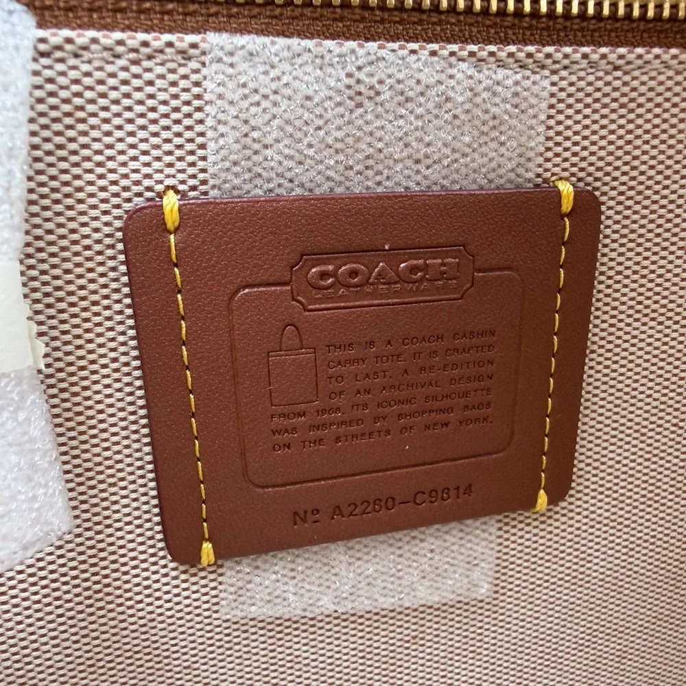 Coach Cashin Carry 22 With Trompe L'oeil Print. NWT. - Picture 8 of 9